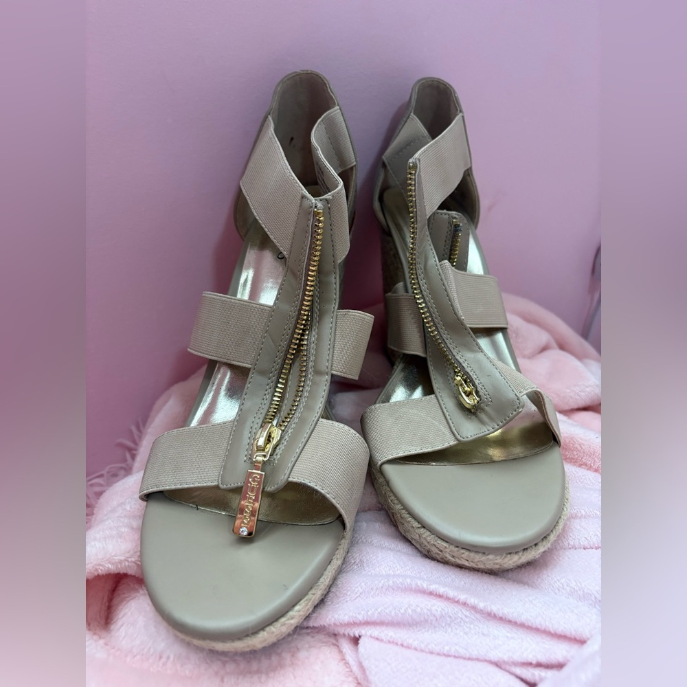⭐️guess tan and gold wedges